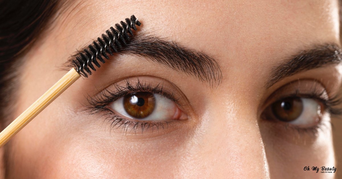 Brow Lamination Kit: Οδηγός για Τέλεια Φρύδια στο Σπίτι Κοντινό πλάνο ενός προσώπου που χτενίζει το φρύδι του με βουρτσάκι, αναδεικνύοντας τις καλά περιποιημένες βλεφαρίδες.