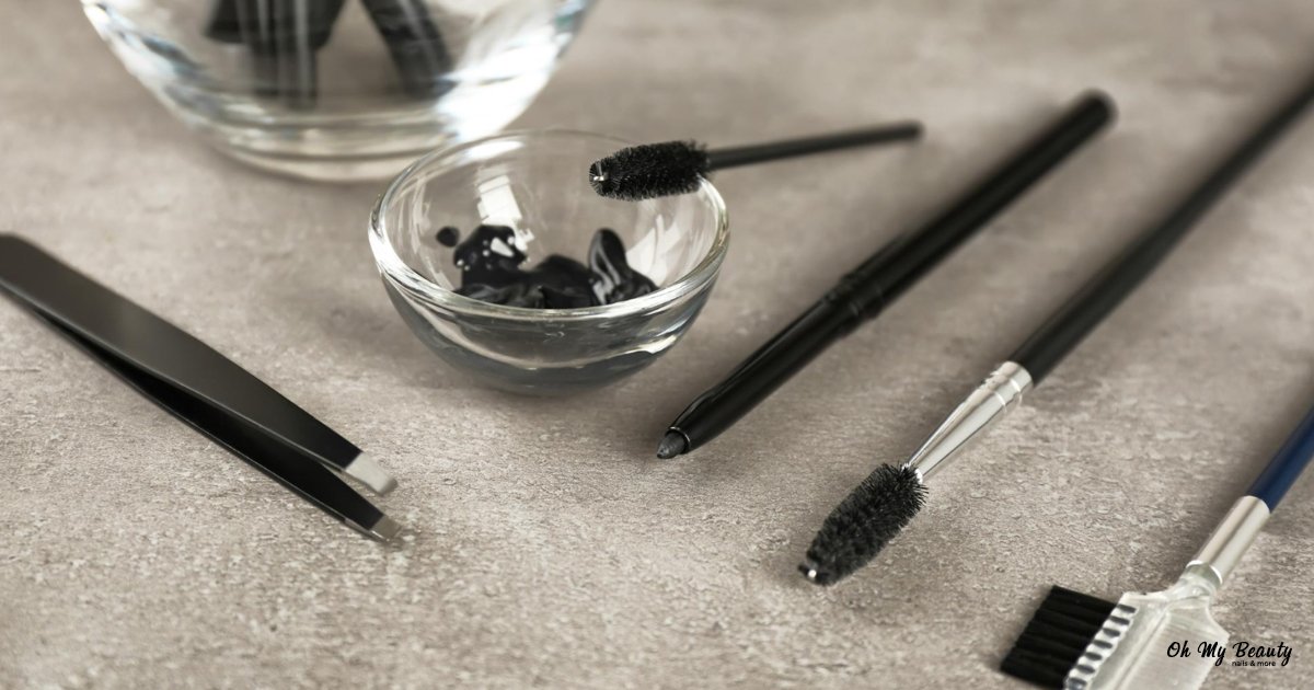 Brow Lamination Kit: Οδηγός για Τέλεια Φρύδια στο Σπίτι Αξεσουάρ φρυδιών: τσιμπιδάκια, βουρτσάκια και μπολ με σκούρα βαφή σε γκρι φόντο.