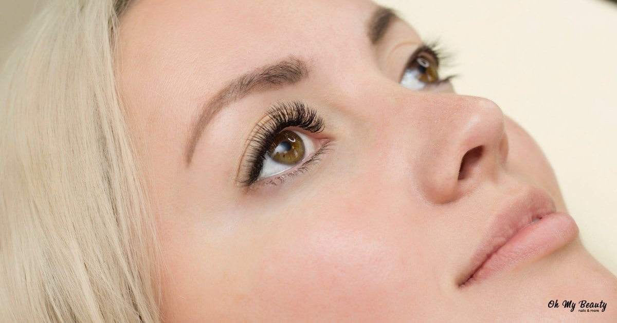 Lash lift οδηγίες: τέλειες βλεφαρίδες με διάρκεια Κοντινό πλάνο ενός γυναικείου προσώπου με ξανθά μαλλιά, με έμφαση στο μάτι και τις εντυπωσιακές βλεφαρίδες.