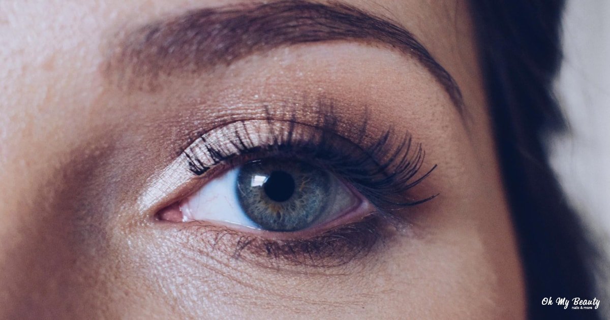 Lash lift οδηγίες: τέλειες βλεφαρίδες με διάρκεια Κοντινό πλάνο ενός γυναικείου ματιού με μακριές βλεφαρίδες, σκιά ματιών και καλοσχηματισμένο φρύδι.
