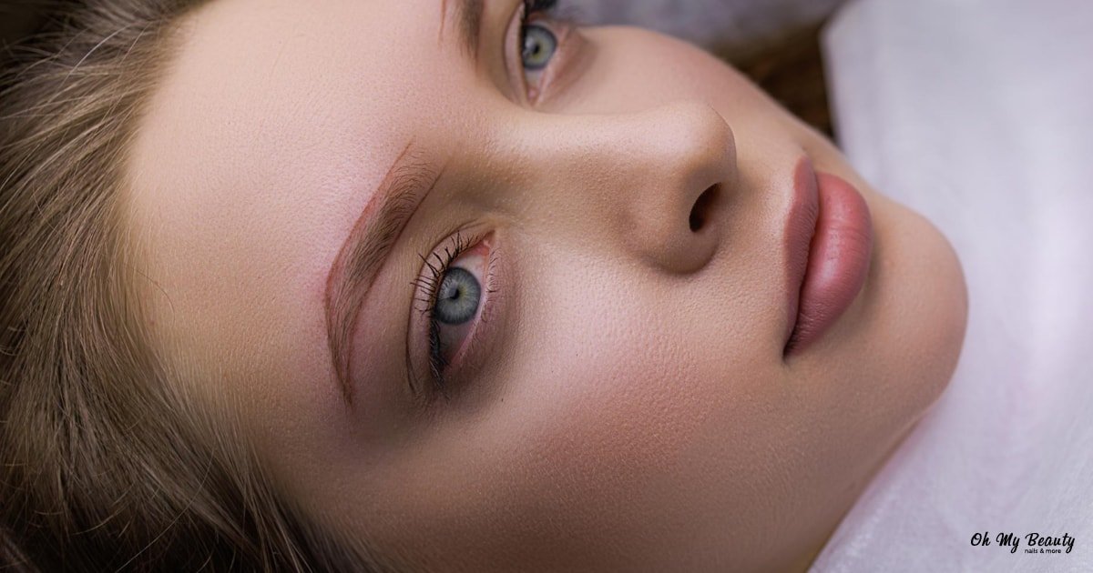 Brow Lamination Αντενδείξεις: Ο Απόλυτος Οδηγός Ασφάλειας Κοντινό πλάνο ενός προσώπου γυναίκας με ανοιχτά μάτια, μύτη και χείλη, πιθανόν κατά τη διάρκεια περιποίησης φρυδιών.