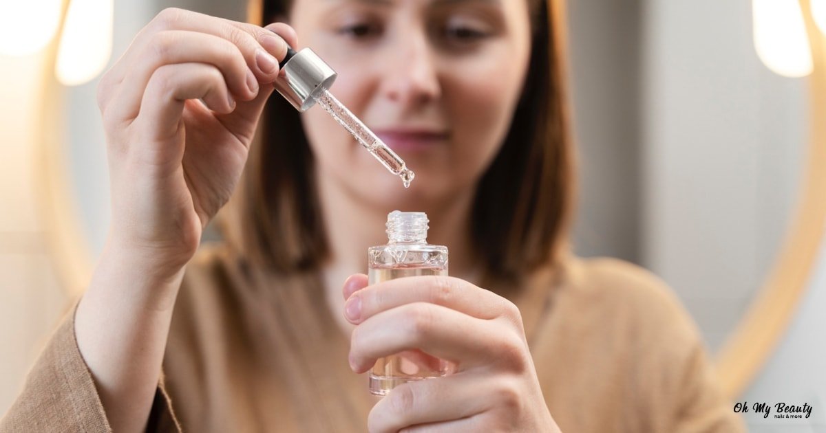 Λάδι Καρύδας στο Πρόσωπο: Ο Απόλυτος Οδηγός Ομορφιάς Γυναίκα κρατά μπουκάλι ορού με σταγονόμετρο, έτοιμη να εφαρμόσει προϊόν περιποίησης προσώπου.