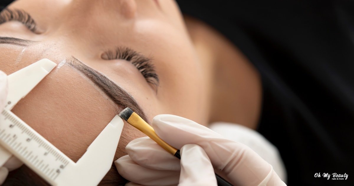 Brow lamination πώς γίνεται; Ακολούθησε τις συμβουλές για τέλεια φρύδια Γυναίκα σε διαδικασία σχηματισμού φρυδιών, με μέτρηση και εφαρμογή προϊόντος από επαγγελματία.