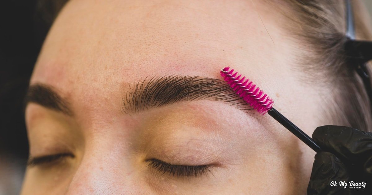 Brow lamination πώς γίνεται; Ακολούθησε τις συμβουλές για τέλεια φρύδια Κοντινό πλάνο σε φρύδι που χτενίζεται με ροζ βουρτσάκι, πιθανόν κατά τη διαδικασία brow lamination.