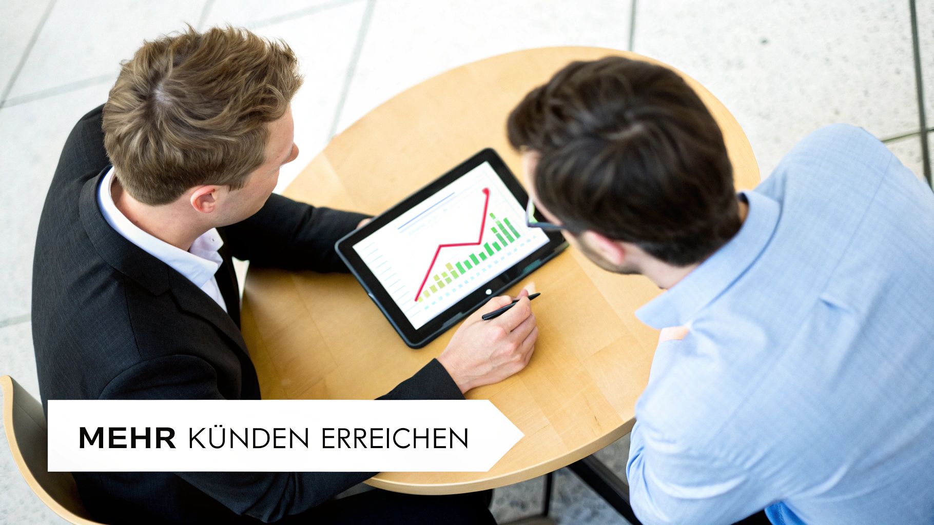 Zwei Männer betrachten ein Tablet mit einer Grafik, die Wachstum und Kundenanalyse zeigt, um mehr Kunden zu erreichen.