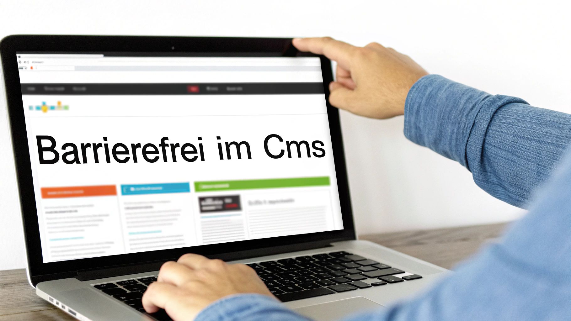 Eine Person arbeitet an einem Laptop, auf dessen Bildschirm der Text 'Barrierefrei im Cms' zu sehen ist.