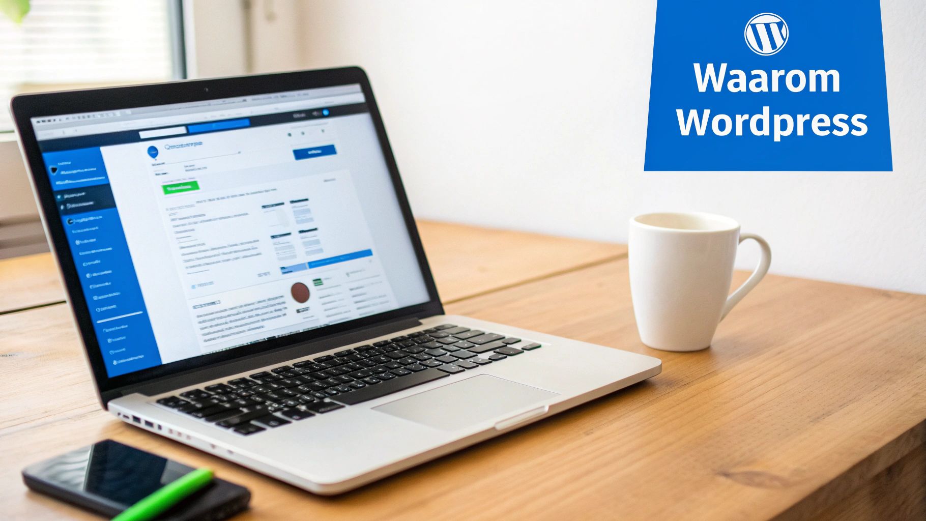 Laptop op een houten bureau met de WordPress-interface, vergezeld van een witte mok en smartphone. Banner: 'Waarom WordPress'.