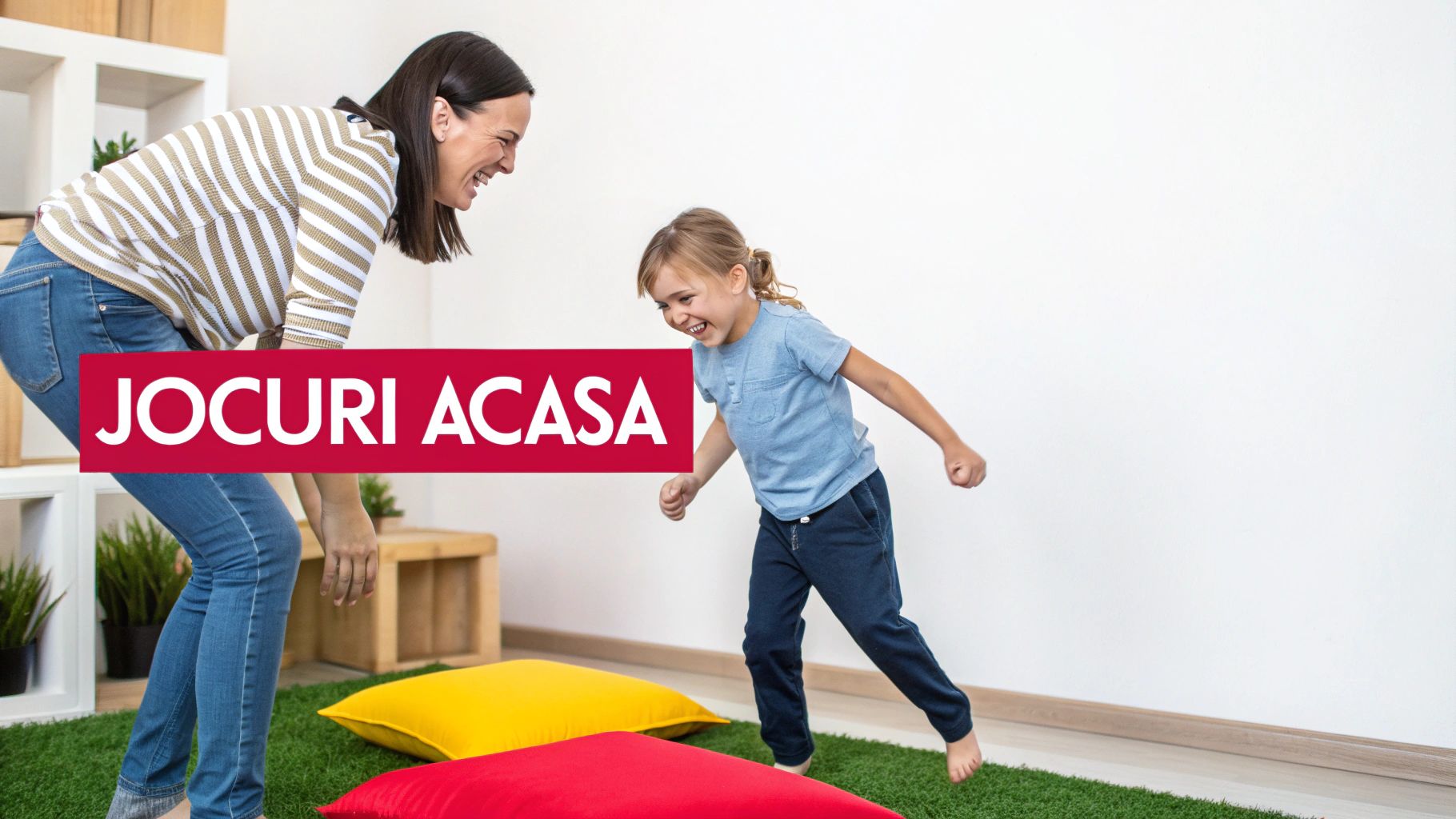 Mamă și copil râzând în timp ce se joacă pe iarbă artificială cu perne colorate. JOCURI ACASA.