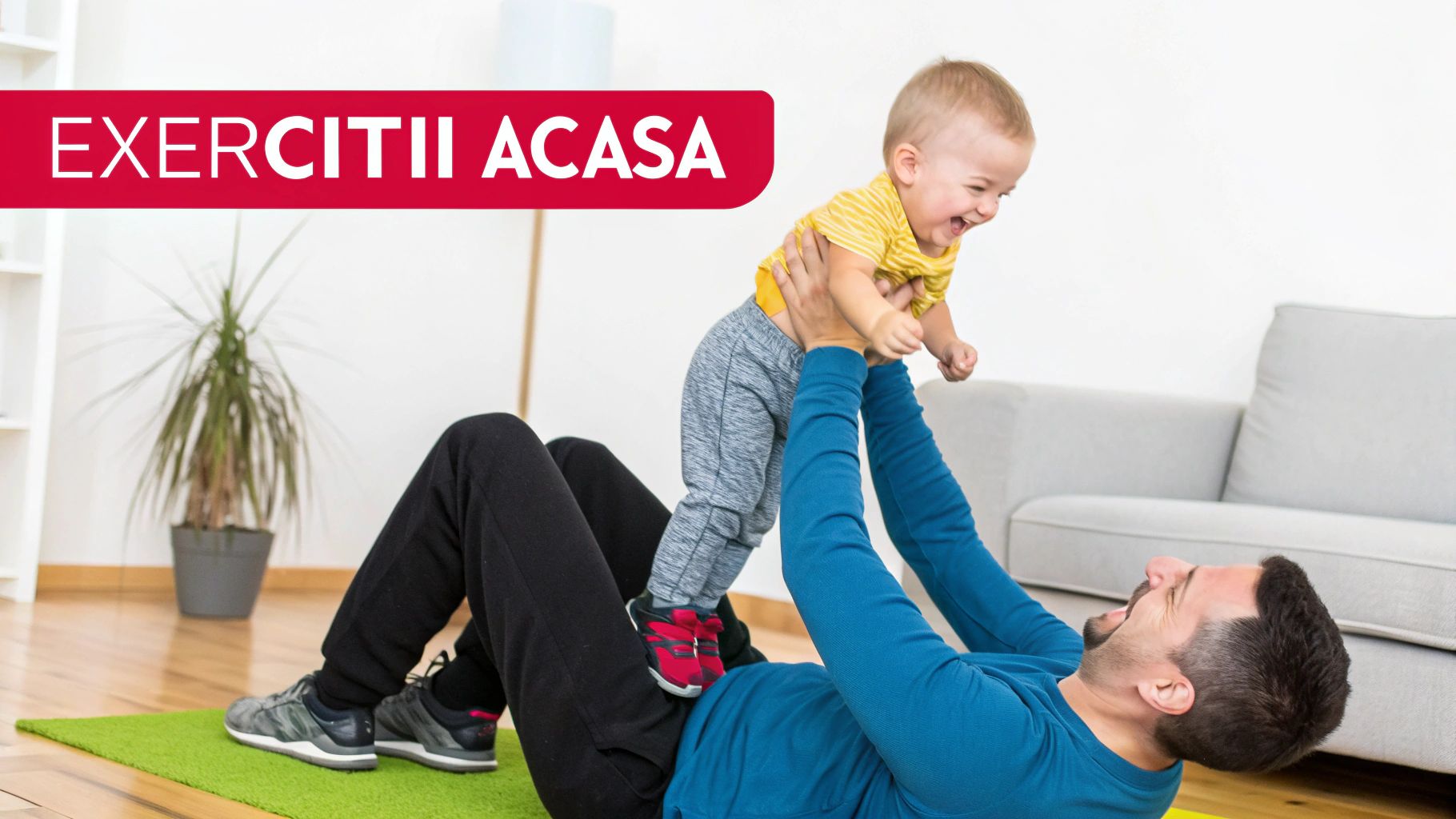 Un tată fericit face exerciții fizice acasă cu bebelușul său zâmbitor pe o saltea verde.