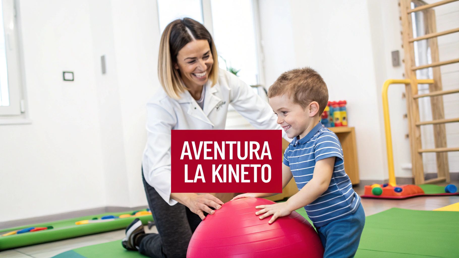 Terapeut zâmbitor și copil fericit interacționând cu o minge de kinetoterapie într-o sală de exerciții luminoasă.