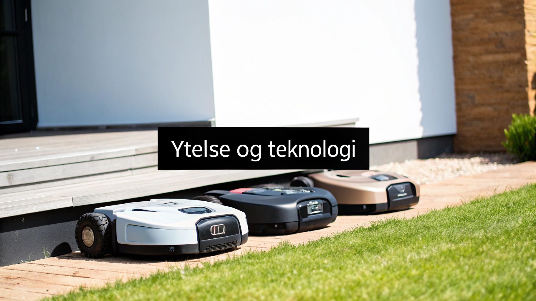 Tre robotgressklippere i forskjellige farger står på en terrasse ved en plen, med teksten 'Ytelse og teknologi'.