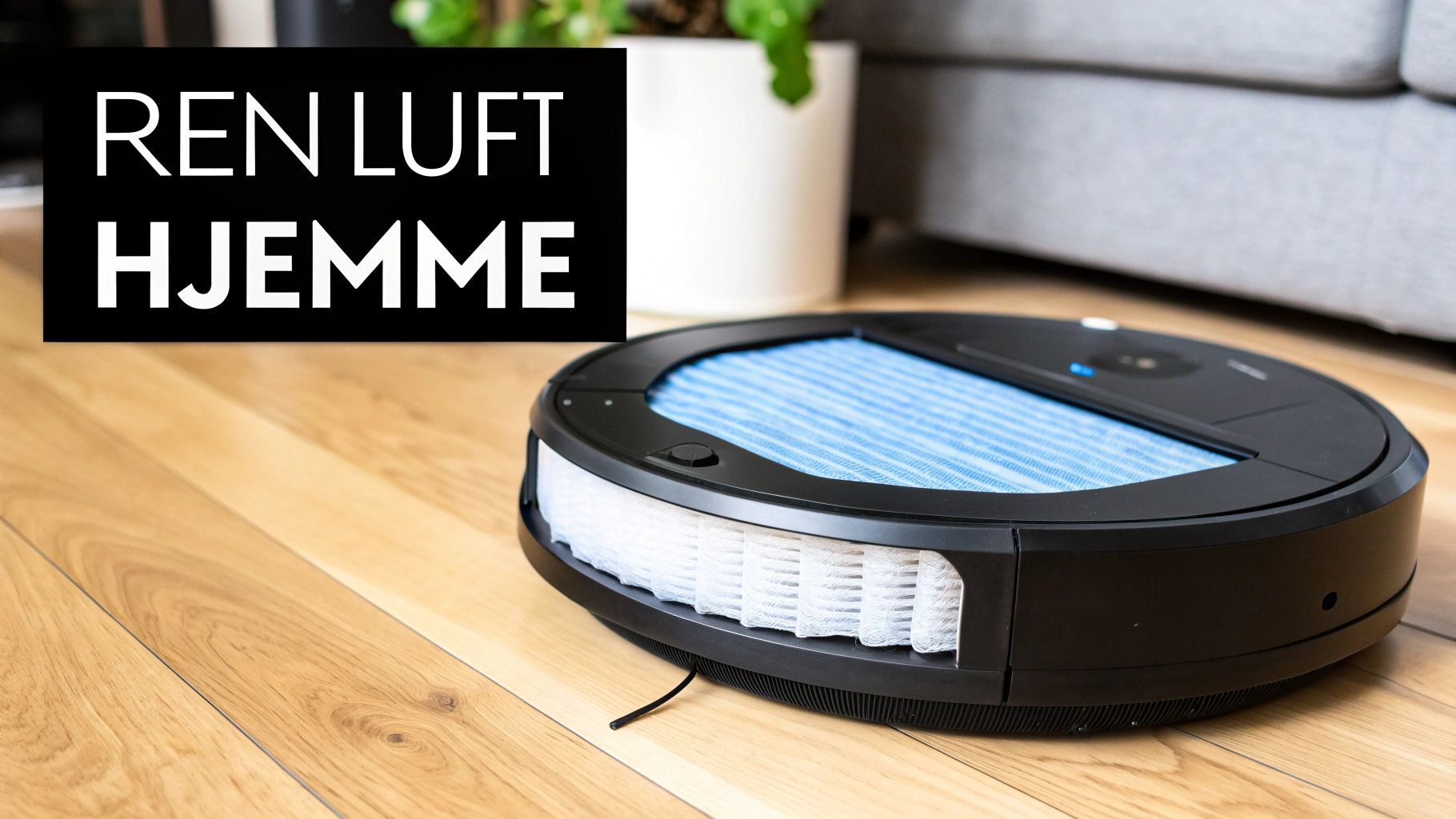 En svart robotstøvsuger med synlige HEPA-filtre står på et tregulv, med teksten 'REN LUFT HJEMME'.