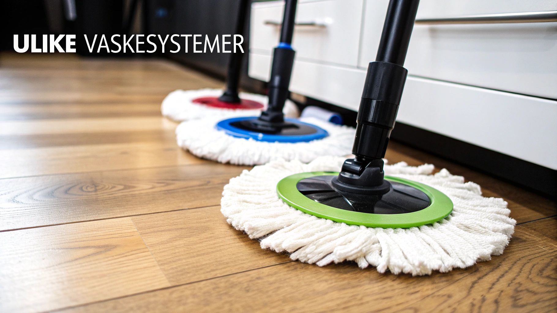 Tre mopper med fargerike baser – grønn, blå og rød – står på et tregulv foran hvite skap, med teksten “Ulike Vaskesystemer”.