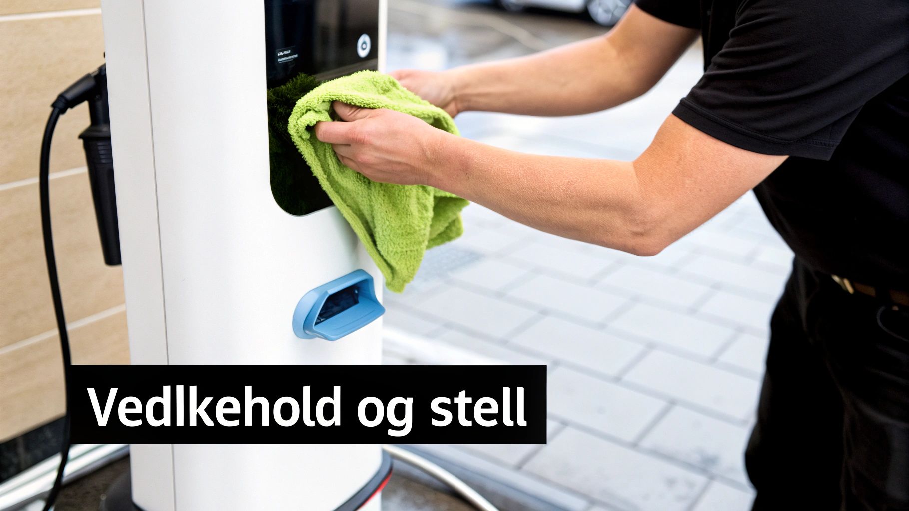 Person tørker av hvit robotstøvsuger med grønn mikrofiberklut for vedlikehold og stell