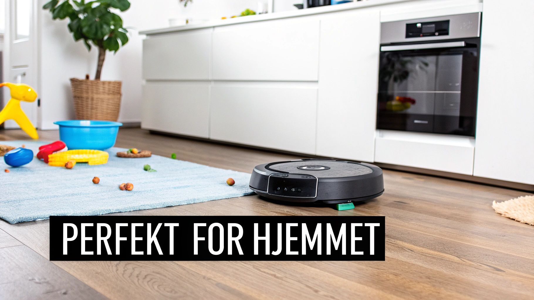En robotstøvsuger på et tregulv i et moderne kjøkken, med en lys blå matte og barneleker.