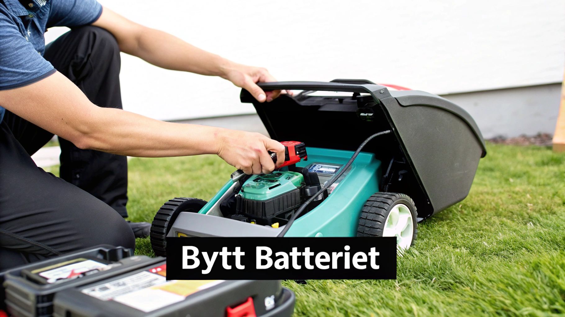 En person bytter batteriet i en grønn robotgressklipper på en plen, med teksten Bytt Batteriet.