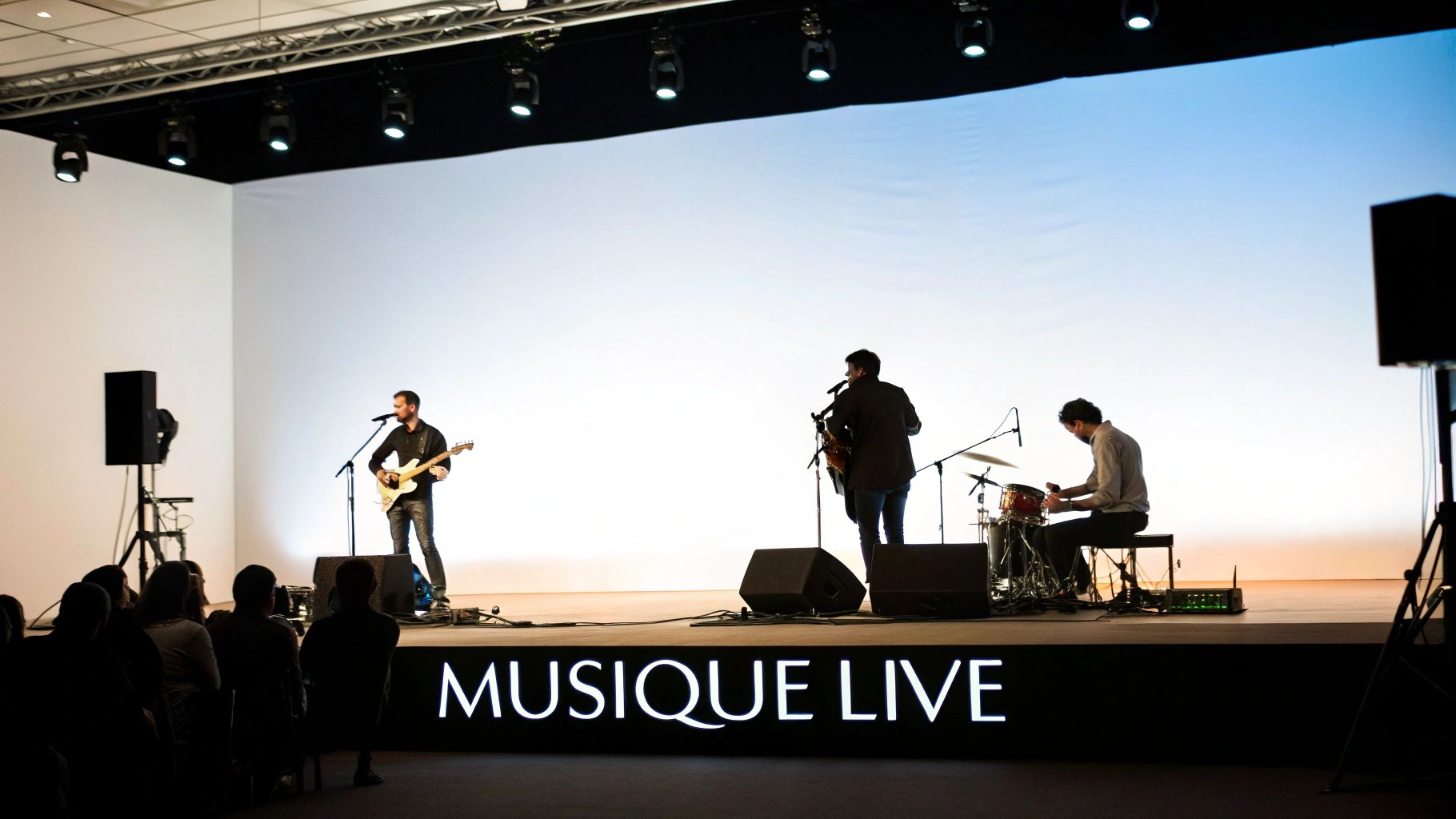Un groupe de musiciens joue sur scène lors d'un événement d'entreprise.