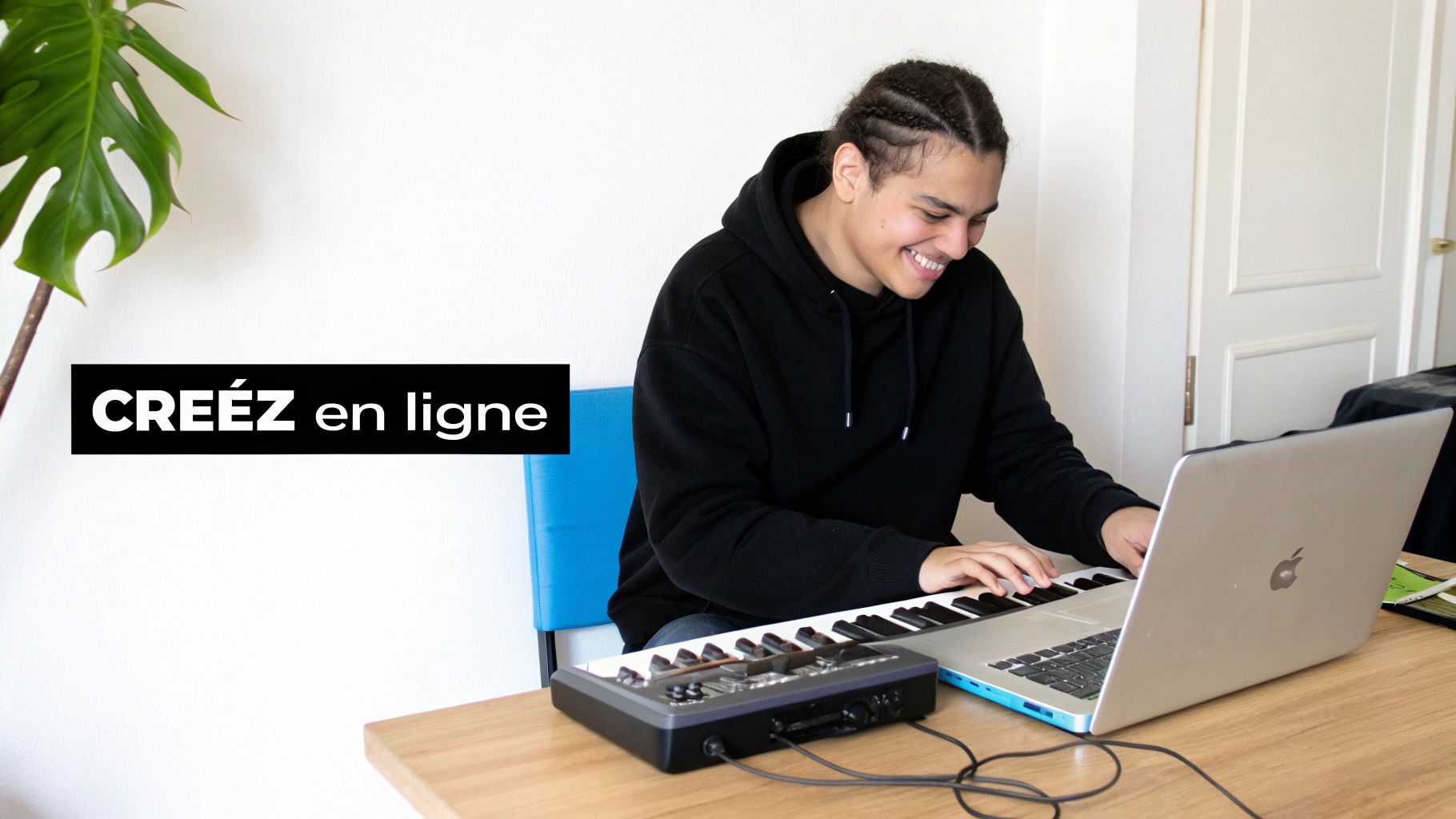 Una persona compone música en un portátil en un estudio en casa, ilustrando la facilidad de crear música en línea.