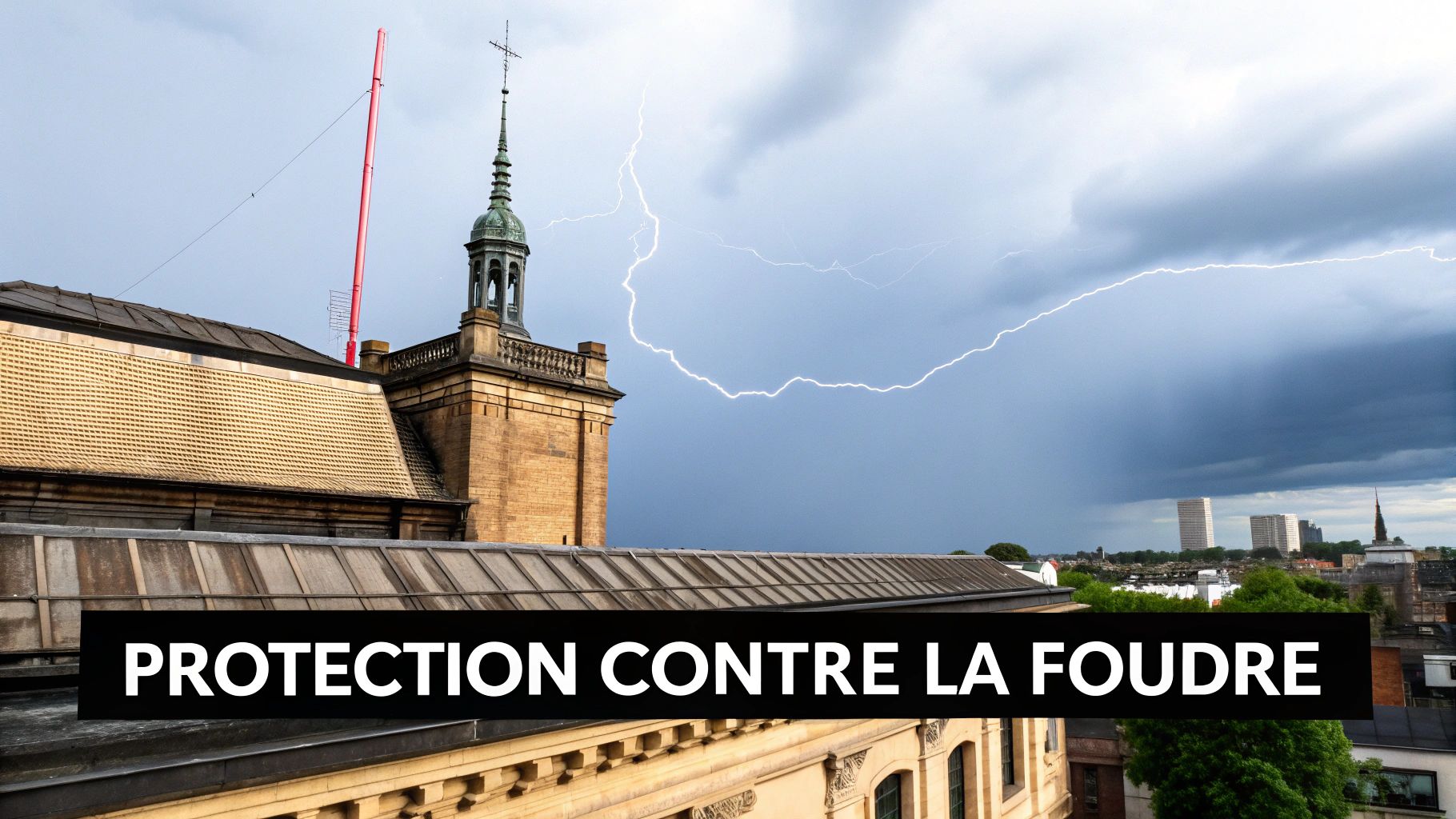 Un éclair frappe près d'un bâtiment avec une protection contre la foudre, sous un ciel orageux.