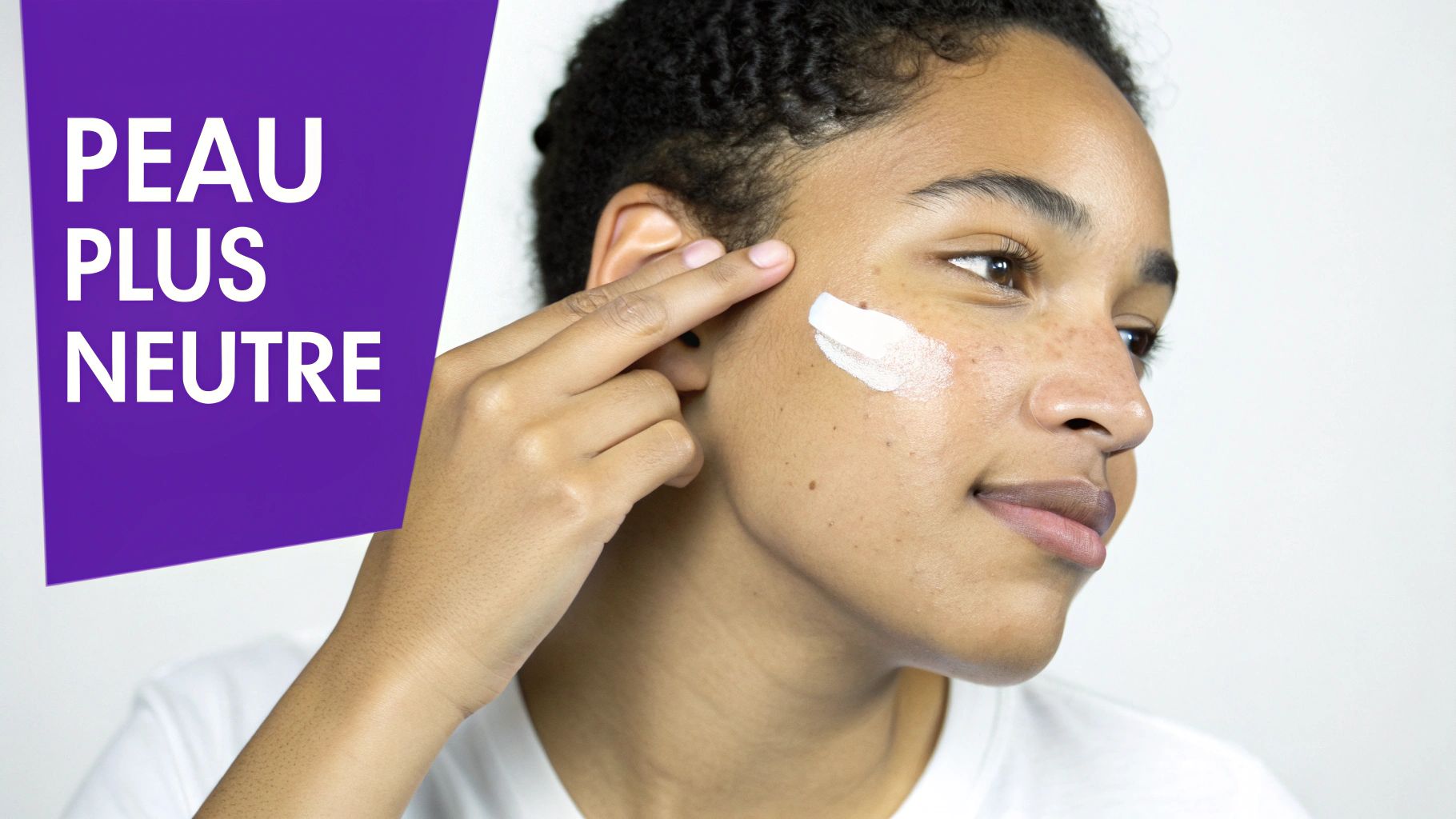 Femme souriante appliquant une crème hydratante sur son visage pour une peau plus neutre.