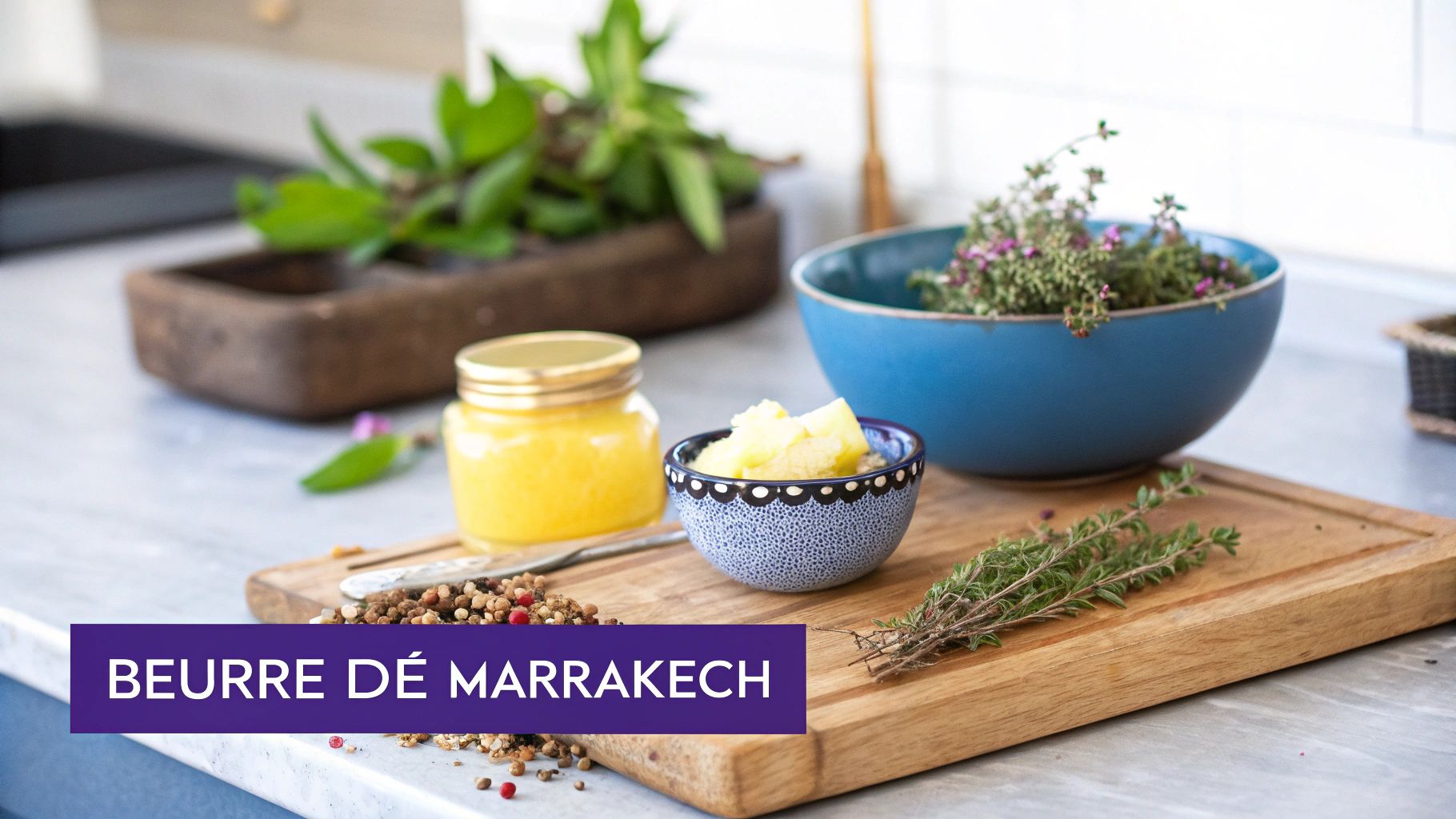 Ingrédients frais pour une recette de beurre de Marrakech : herbes, épices et beurre doré sur une planche en bois.