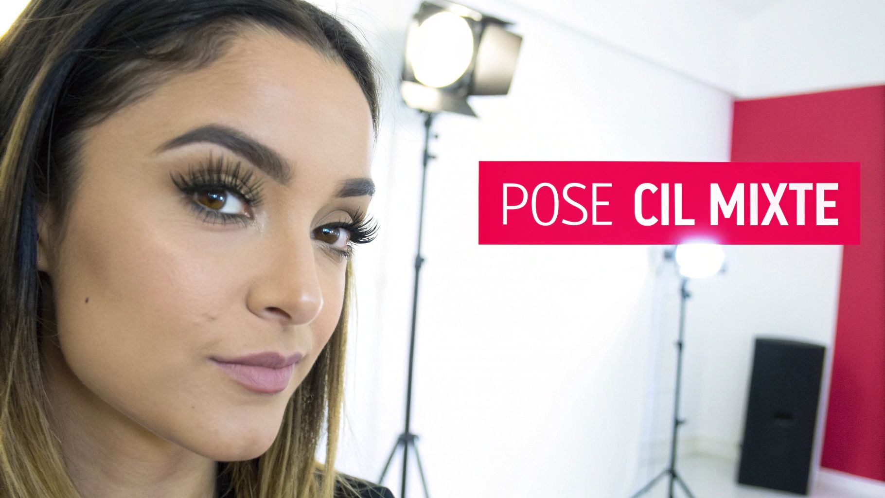 Gros plan sur une femme aux cils longs et volumineux, avec le texte "POSE CIL MIXTE".
