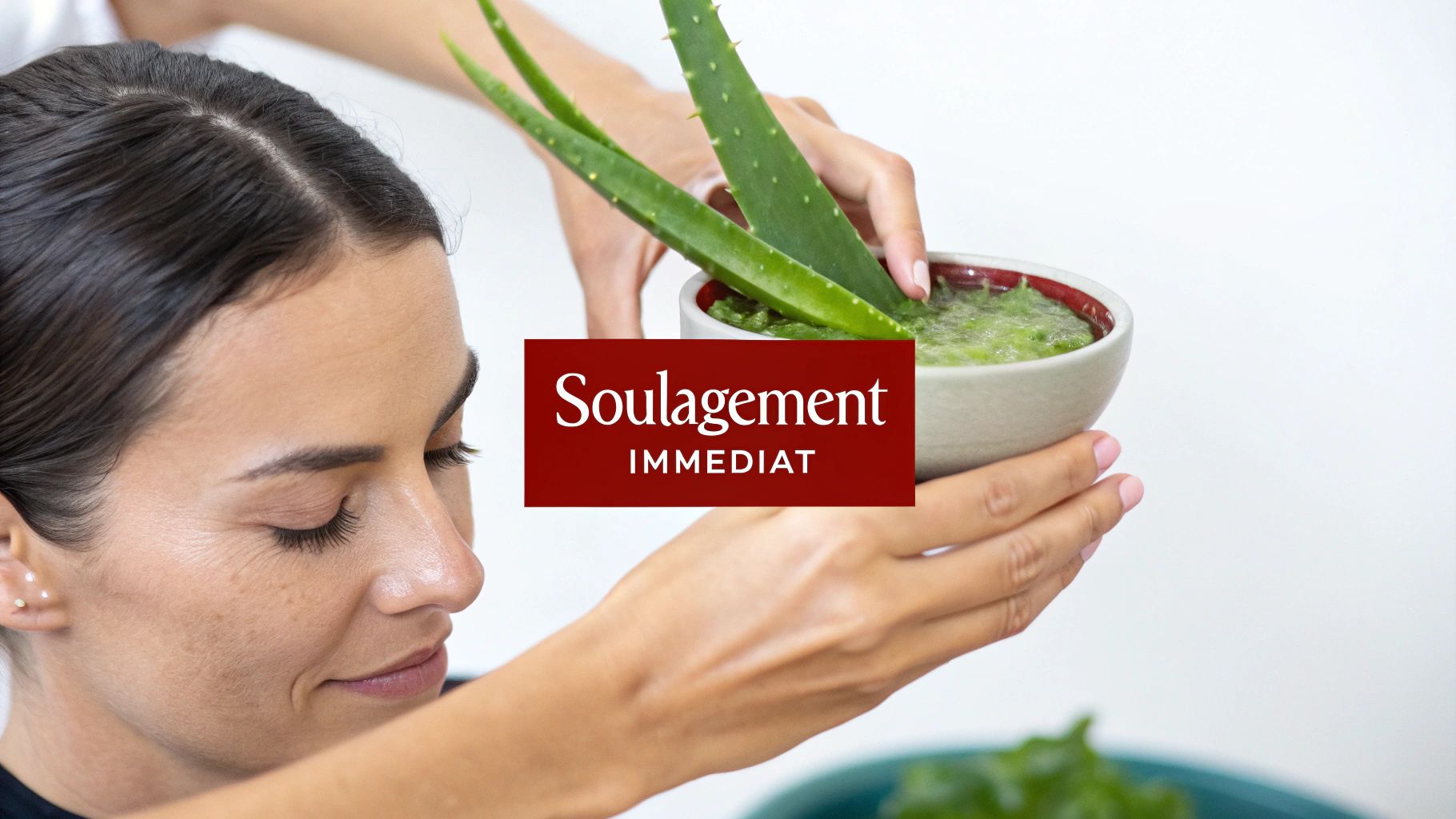 Personne appliquant un soin apaisant sur son cuir chevelu