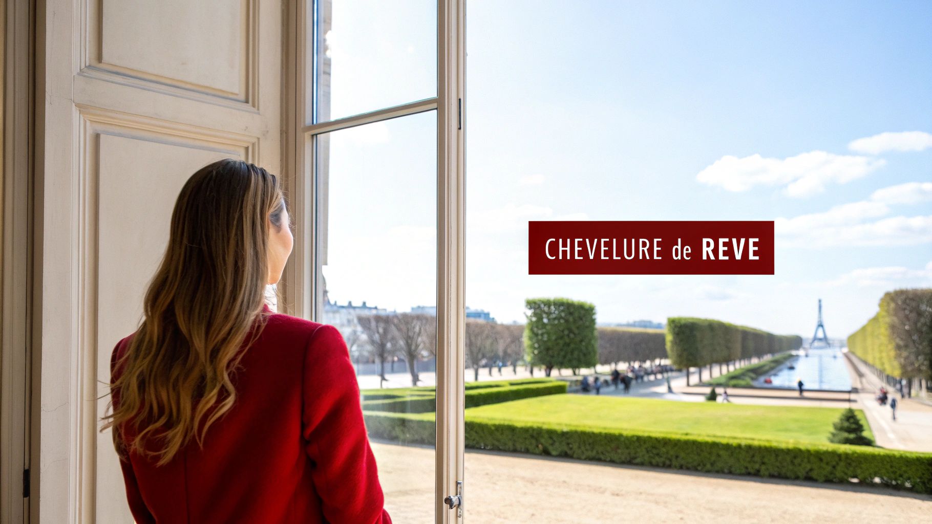 Femme aux cheveux longs bruns, vêtue d'une veste rouge, regardant par une fenêtre un jardin parisien avec la Tour Eiffel.