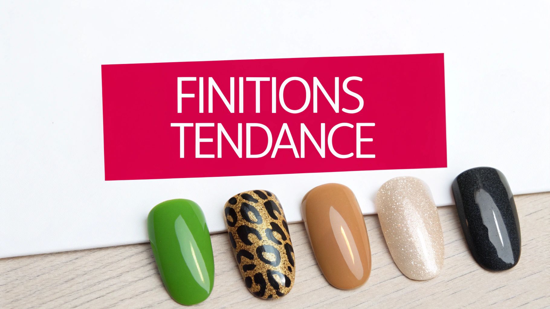 Vue de cinq faux ongles aux finitions tendance (vert, léopard, marron, pailleté, noir) sur un fond blanc.