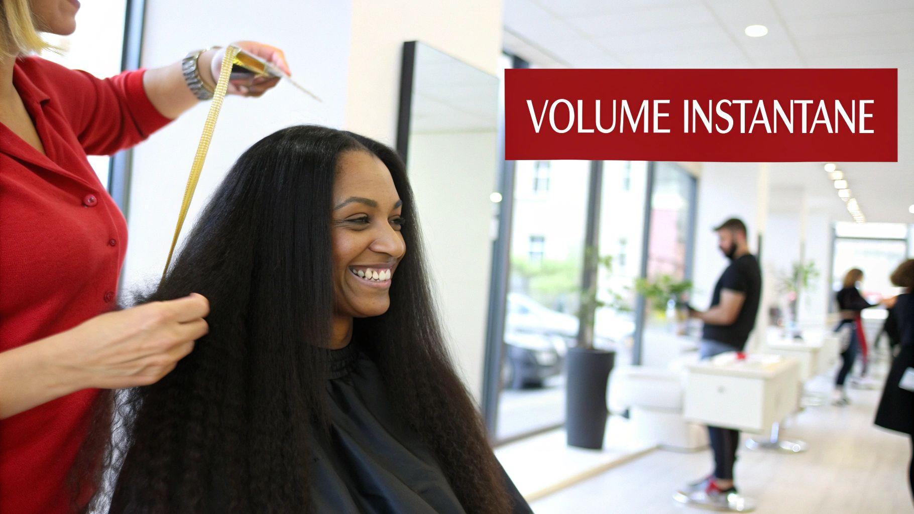 Coiffeuse coiffant les longs cheveux d'une femme noire souriante dans un salon, avec la bannière 'VOLUME INSTANTANE'.