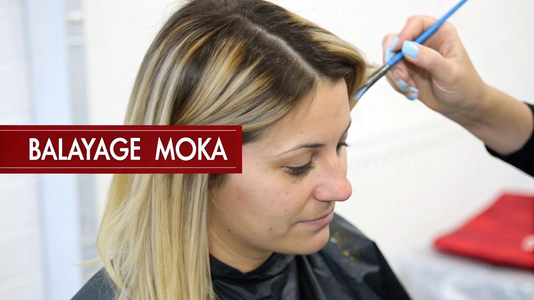 Une femme reçoit un balayage moka avec des reflets blonds. Une styliste applique de la couleur sur ses cheveux.