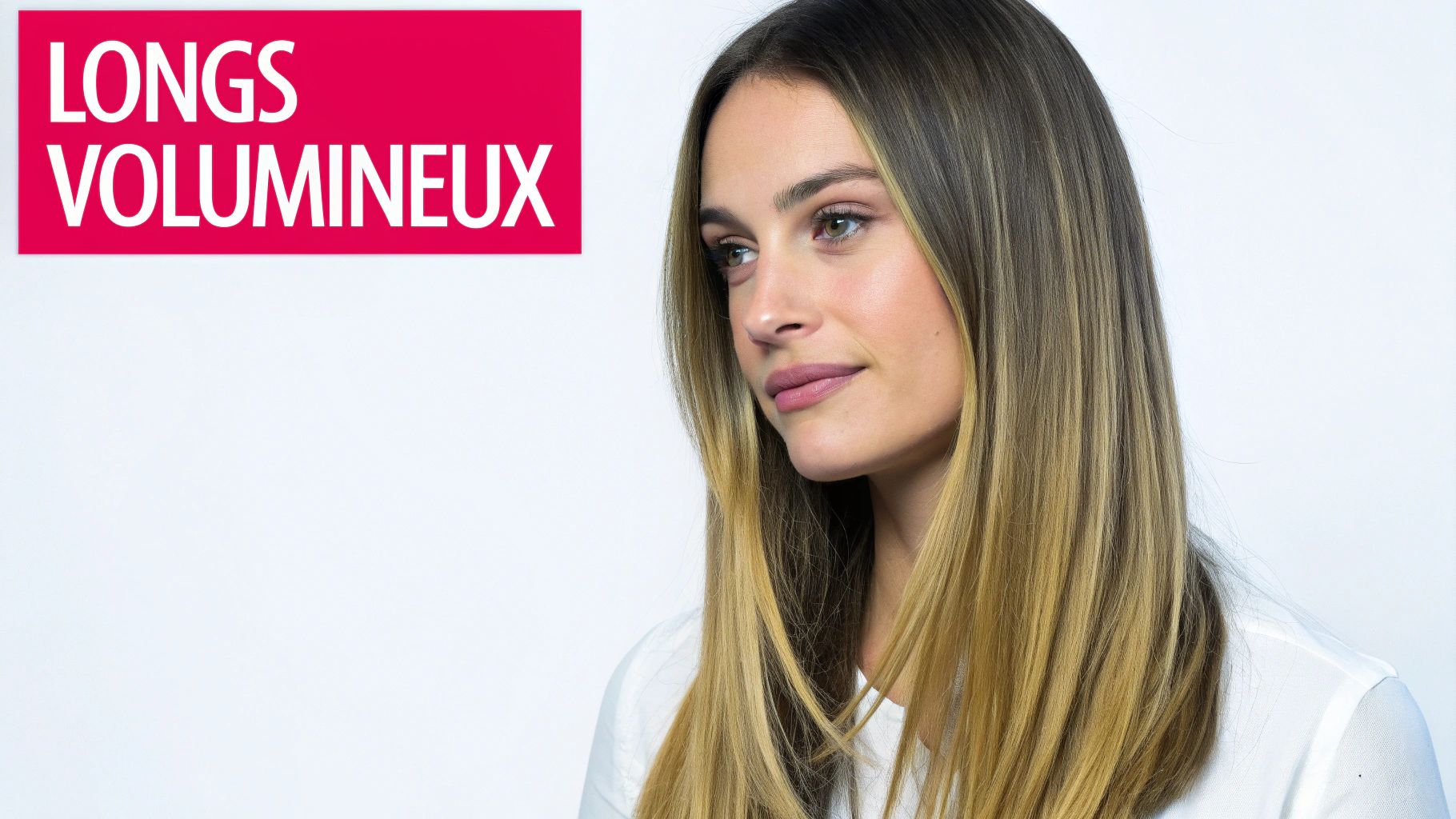 Une femme souriante avec de longs cheveux volumineux et des mèches, posant sur un fond blanc avec le texte "LONGS VOLUMINEUX".