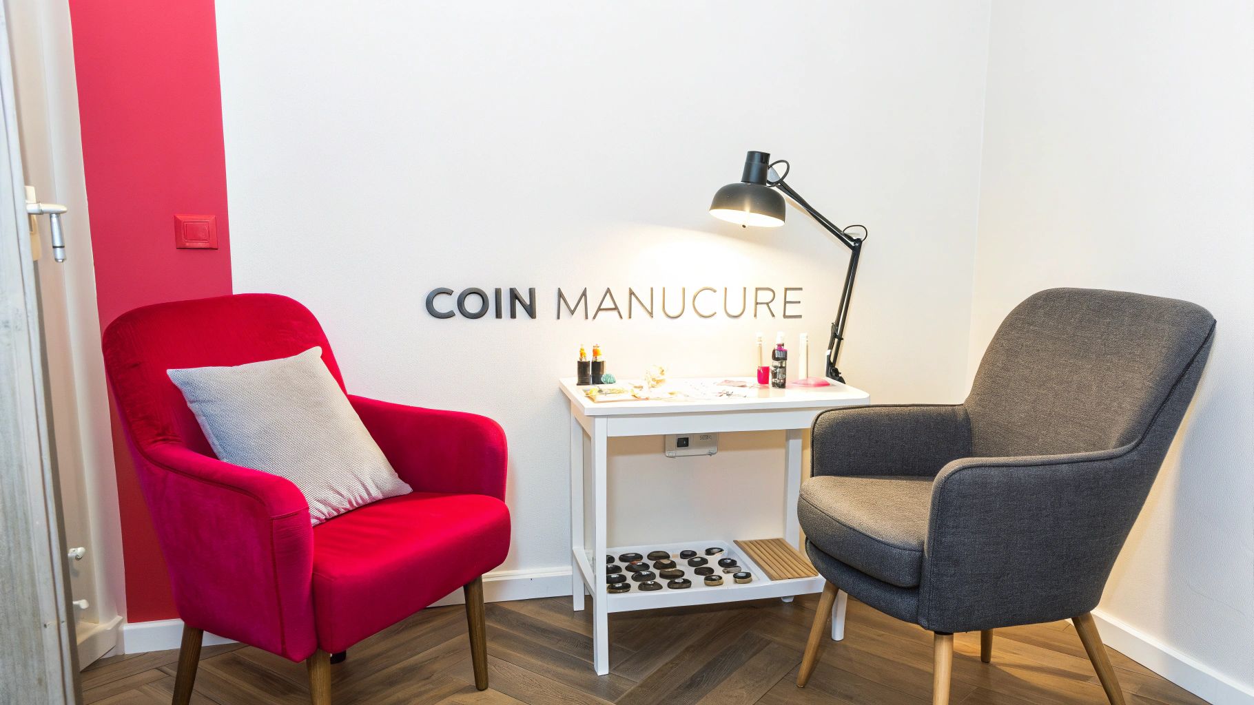 Coin manucure accueillant avec deux fauteuils confortables, une table de travail et une lampe de bureau.