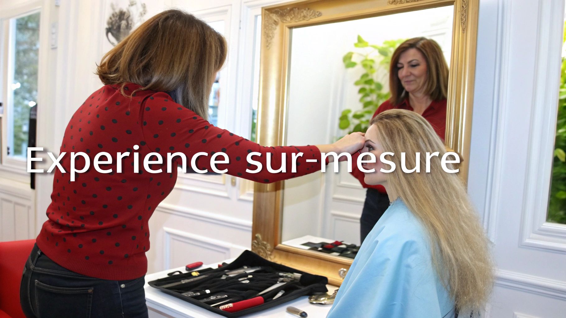 Une coiffeuse prépare les longs cheveux blonds d'une cliente dans un salon, avec des outils sur la table.