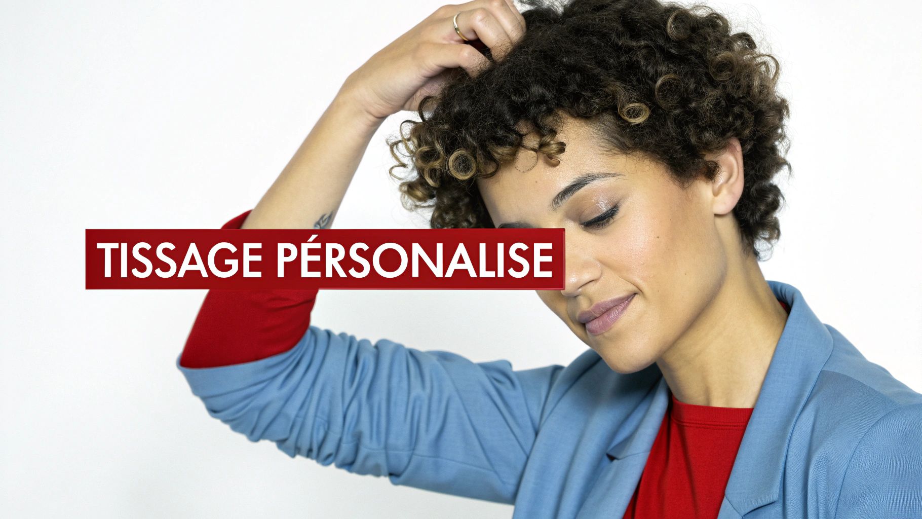 Une femme souriante aux cheveux bouclés, portant une veste bleue et un t-shirt rouge, avec le texte "TISSAGE PÉRSNALISE" en surimpression.
