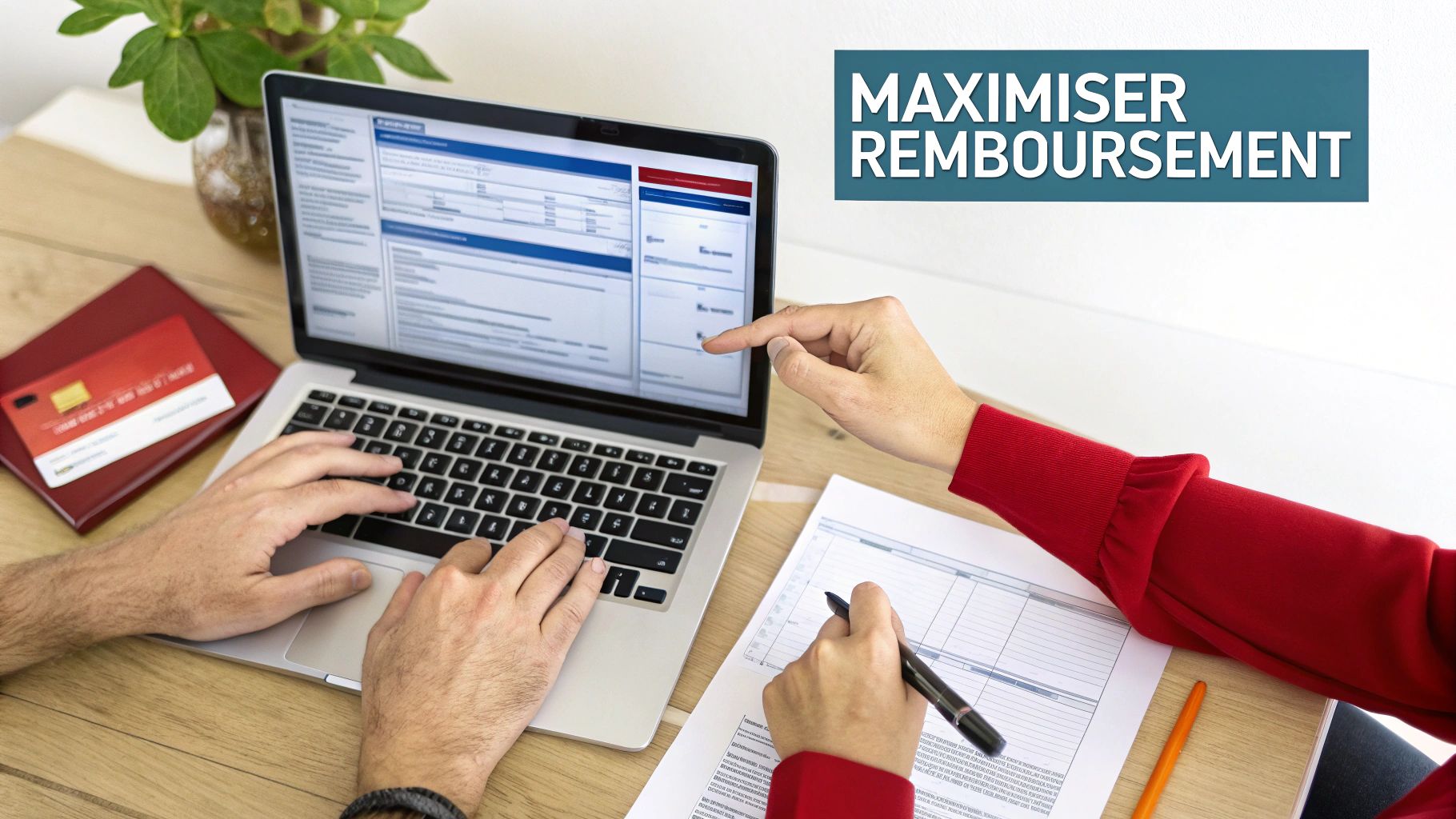 Une femme examinant un contrat de mutuelle avec un stylo