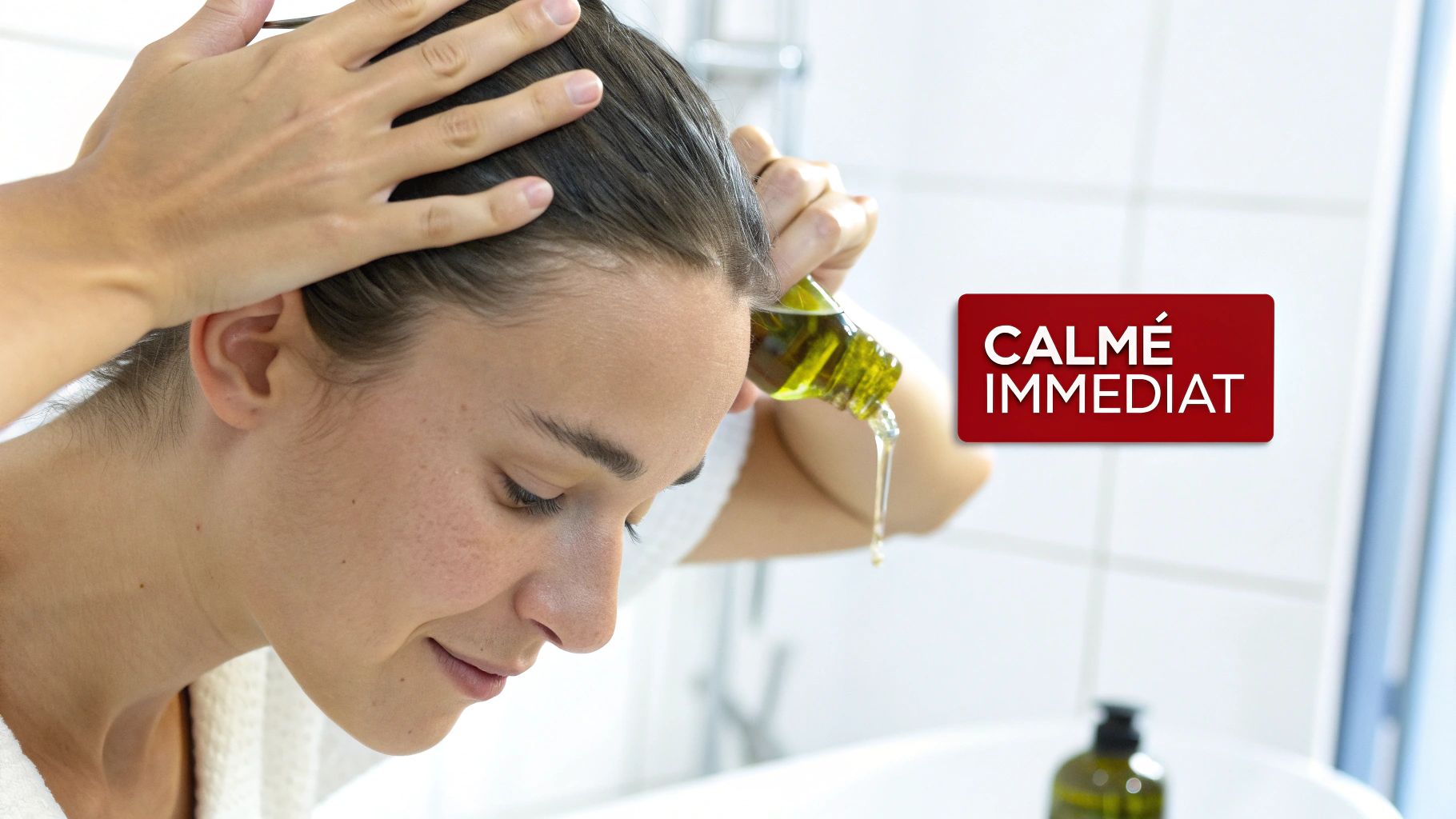 Femme appliquant un soin apaisant sur ses cheveux et son cuir chevelu