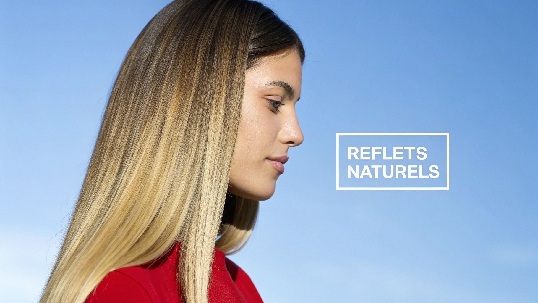 Jeune femme aux longs cheveux blonds lisses avec balayage, portant un haut rouge, devant un ciel bleu. Texte : REFLETS NATURELS.
