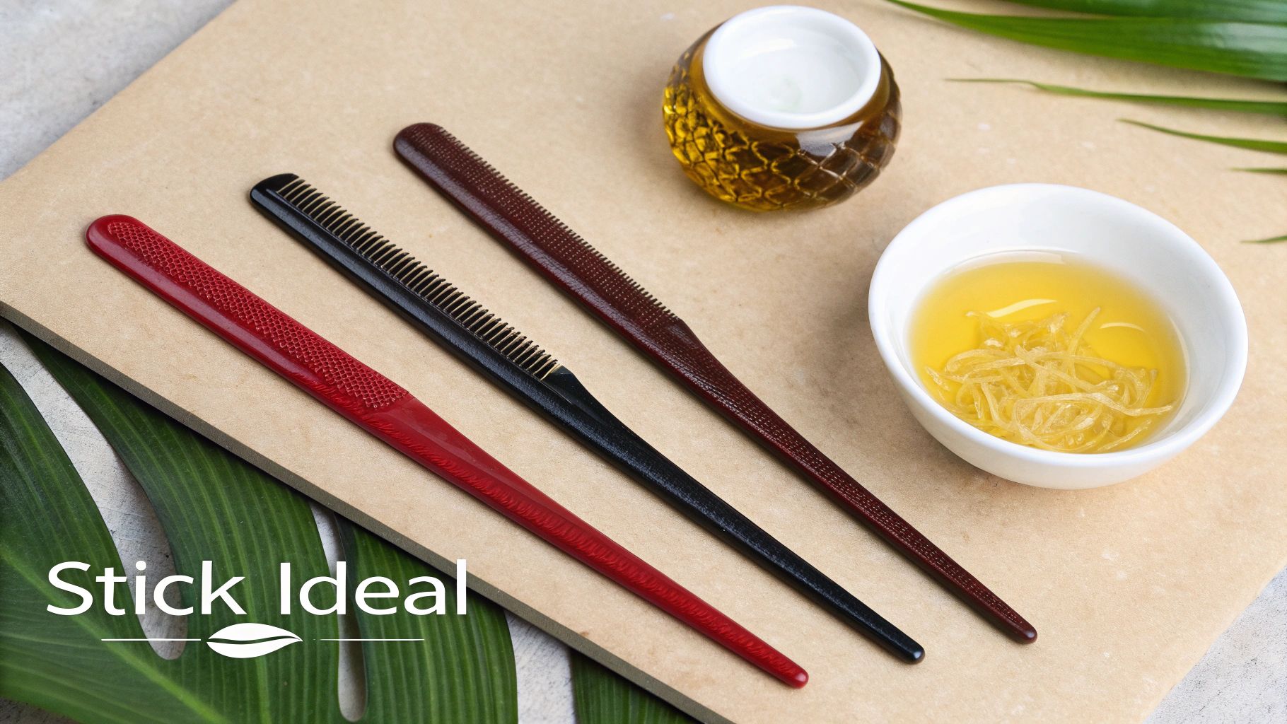 Trois peignes à cheveux de couleurs rouge, noir et marron, avec des bols d'huile et des feuilles. Idéal pour plaquer les cheveux.