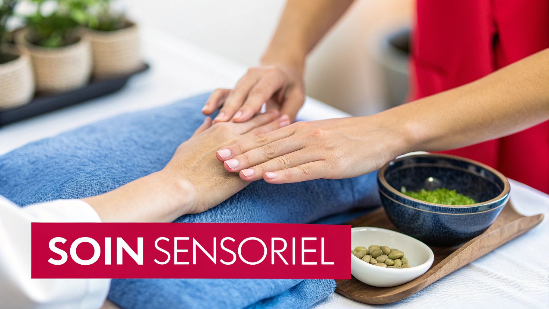 Mains d'une personne recevant un soin sensoriel ou un massage relaxant avec des ingrédients naturels.