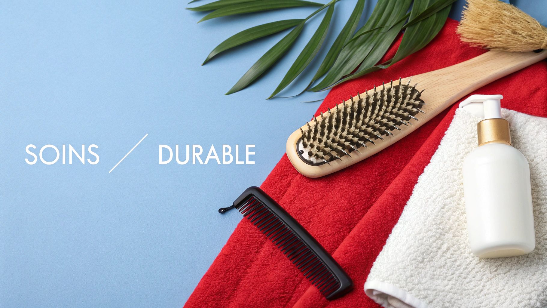Produits de soins capillaires durables avec brosses à cheveux, peigne, lotion et serviette rouge sur fond bleu.