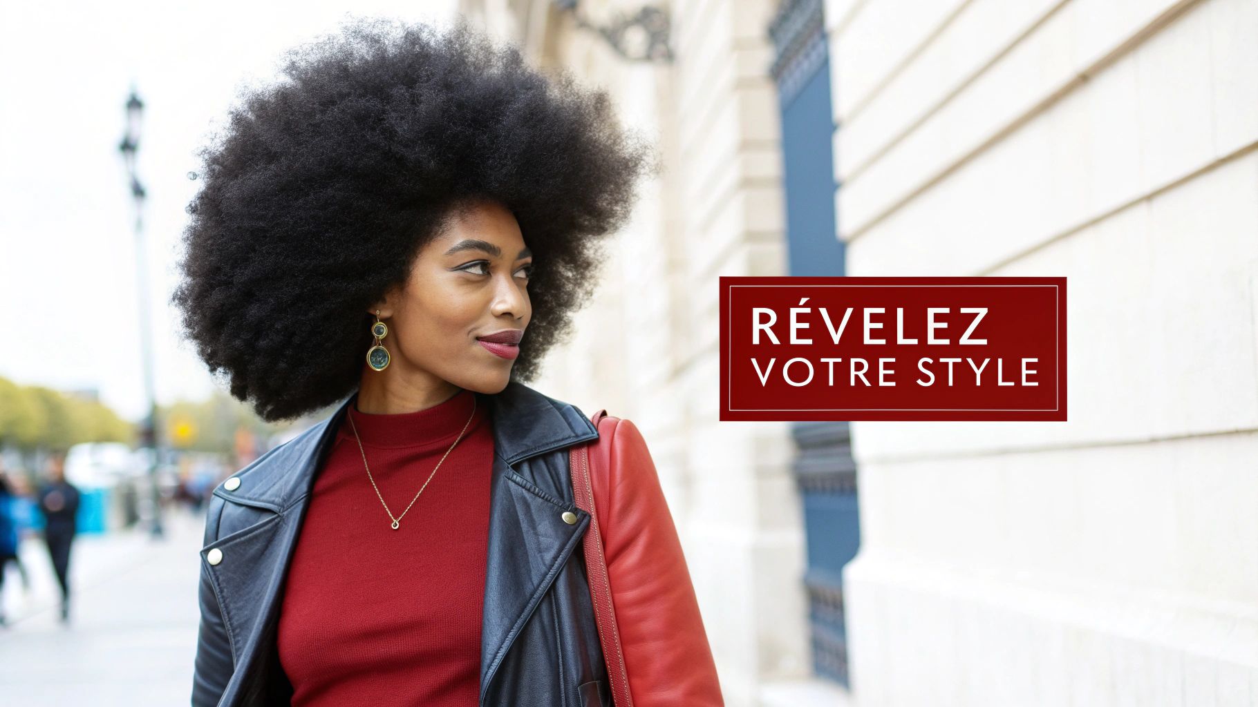 Une femme portant une perruque naturelle afro avec des boucles définies et un maquillage élégant.
