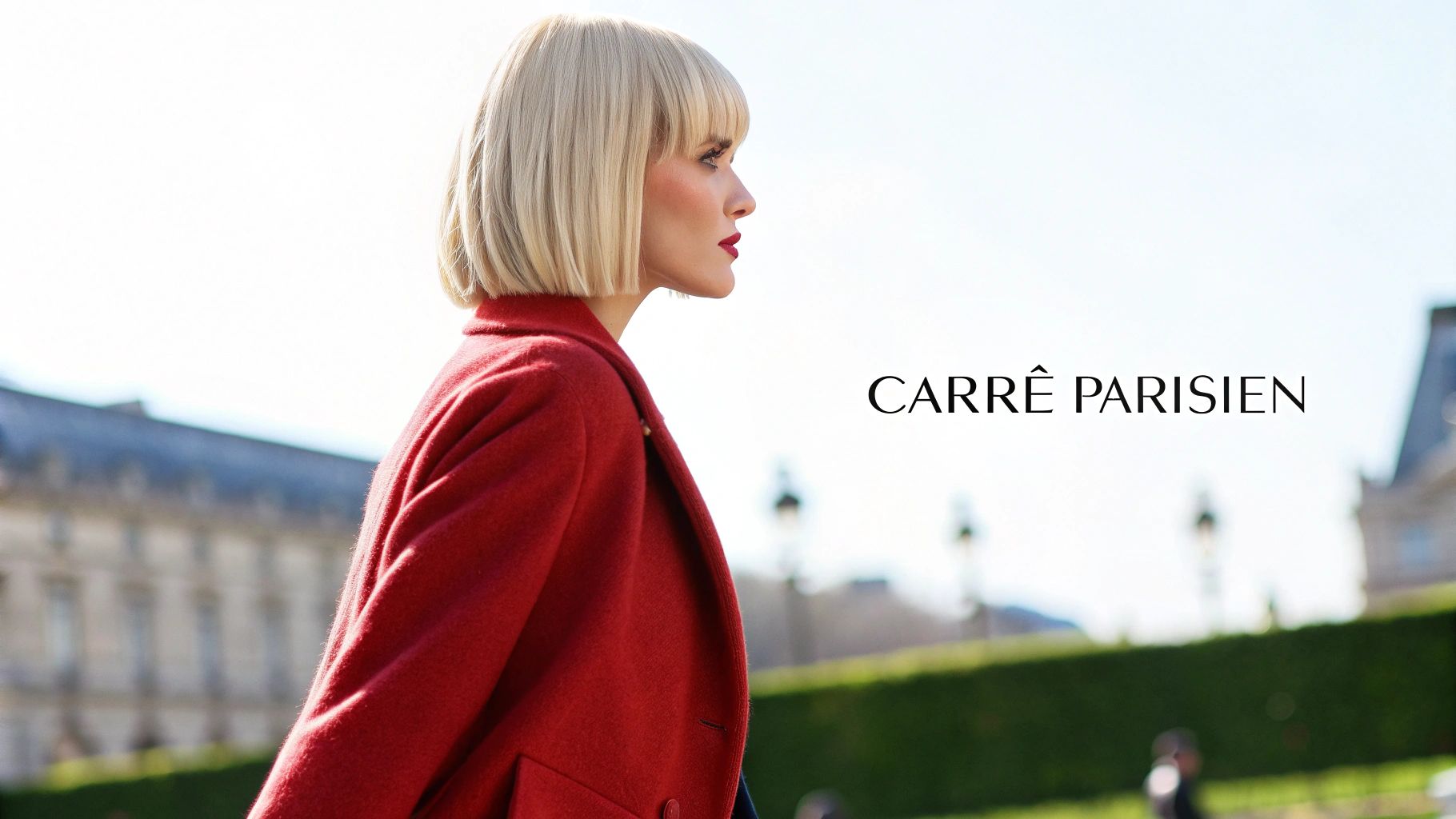 Portrait latéral d'une femme blonde élégante avec un carré, portant un manteau rouge, texte CARRÉ PARISIEN.