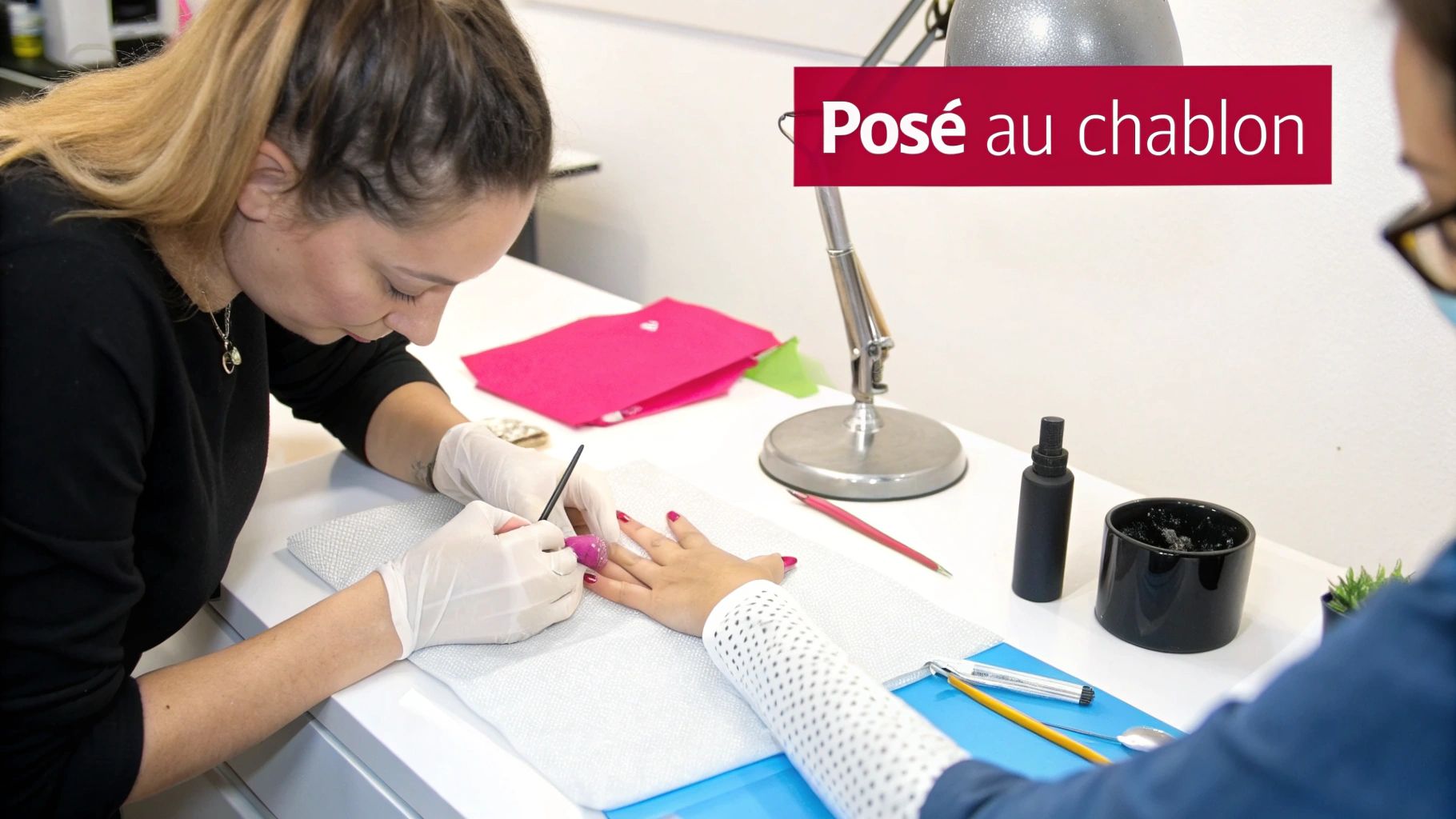 Une esthéticienne gantée applique soigneusement du vernis sur les ongles d'une cliente, utilisant la technique du chablon.