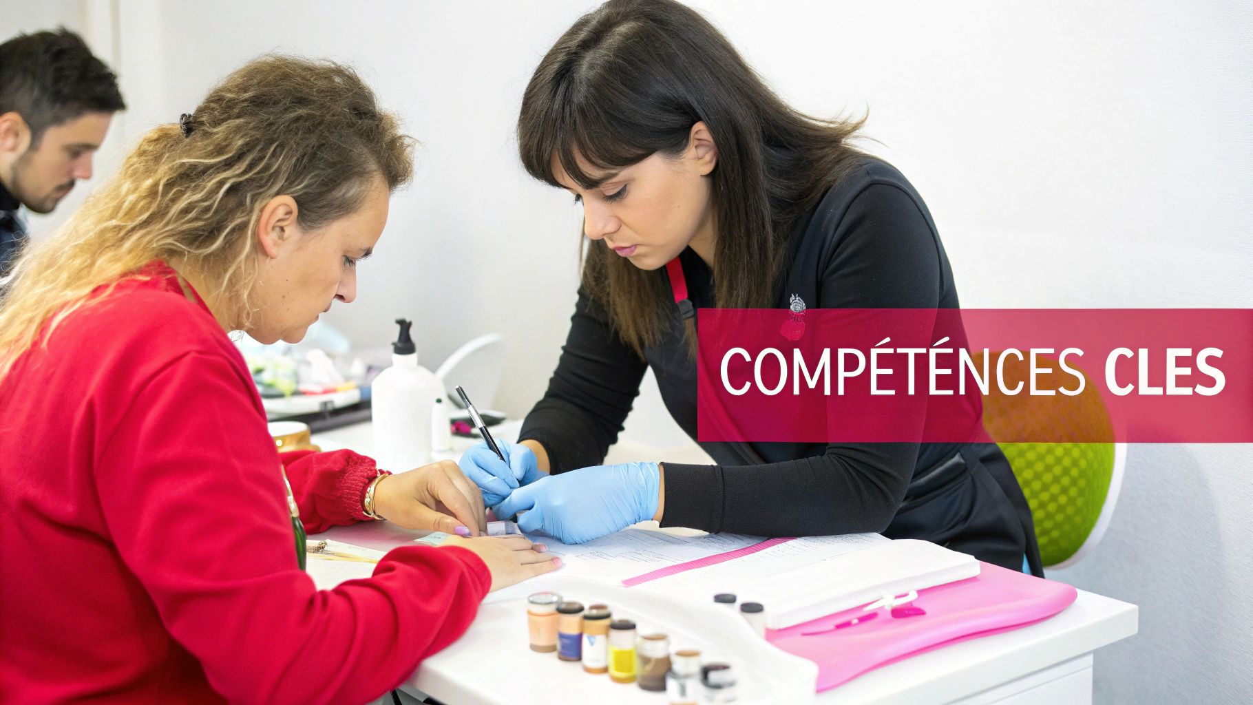 Deux femmes en formation ongulaire apprenant à appliquer des produits sur les mains, avec le texte "COMPÉTENCES CLÉS".