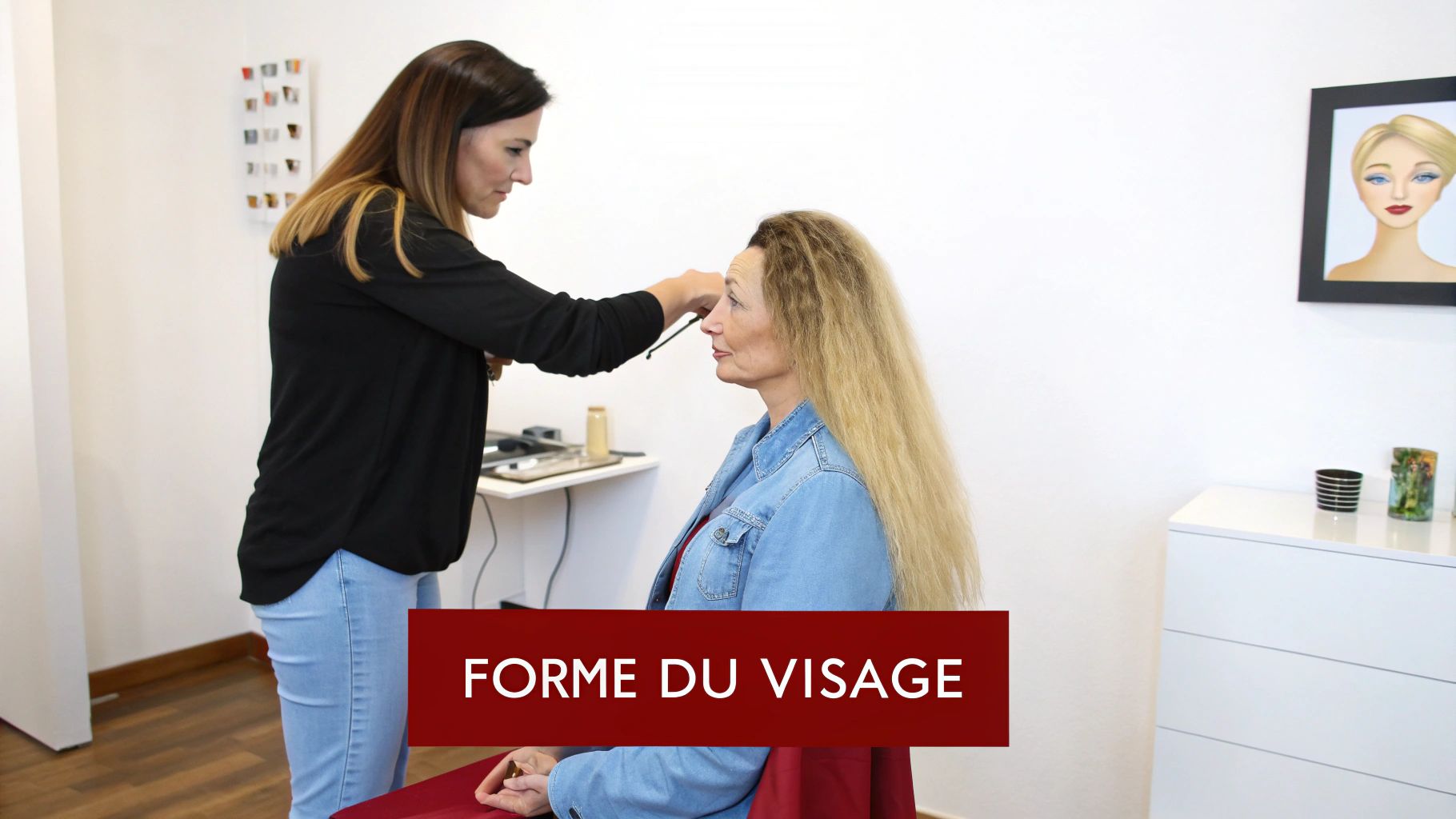 Une coiffeuse coupe les cheveux longs d'une cliente blonde assise, se concentrant sur la forme du visage.