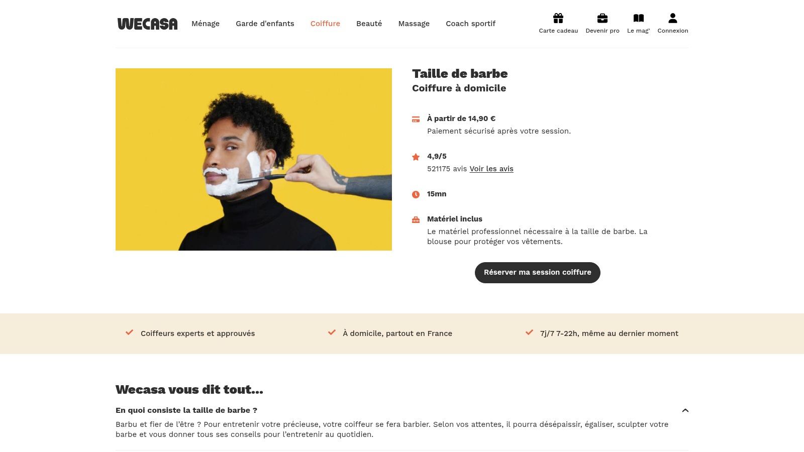 Un professionnel Wecasa réalisant une taille de barbe à domicile
