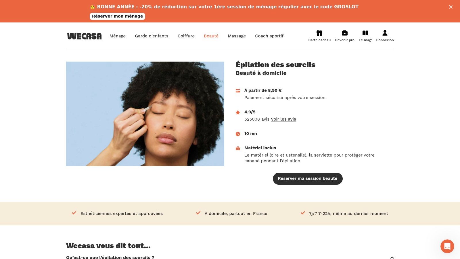 Esthéticienne Wecasa réalisant une épilation des sourcils à domicile