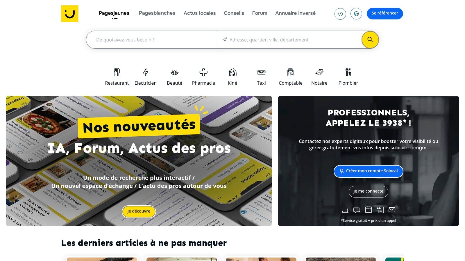 Un homme chez le coiffeur consultant un annuaire en ligne sur son téléphone