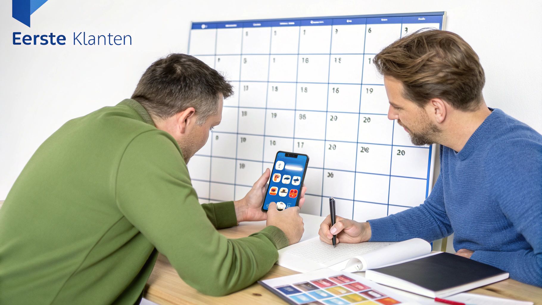 Twee mannen plannen hun bedrijfsstrategie met behulp van een smartphone en een agenda, voor hun klanten.
